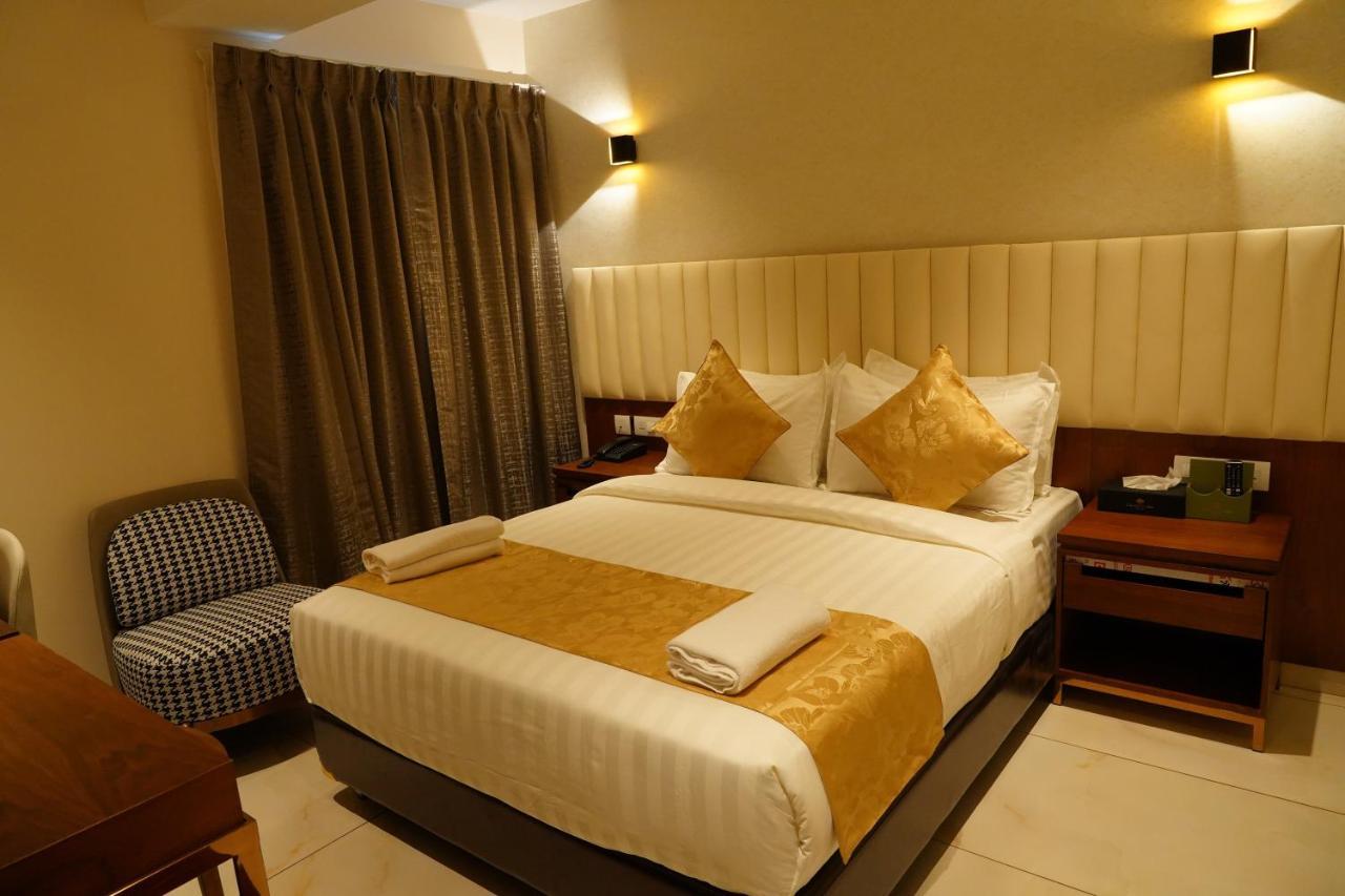होटल The Kings Park Grand-near Us Consulate 3*